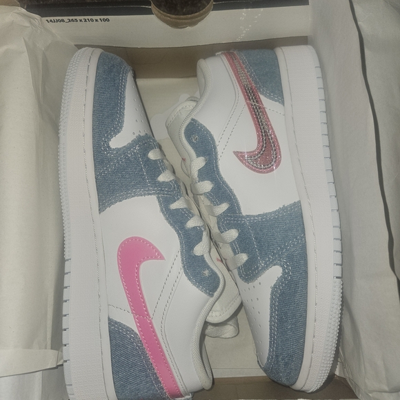 Jordan Air 1 Low SE in Cobalt and Pink - Picture 1 of 6